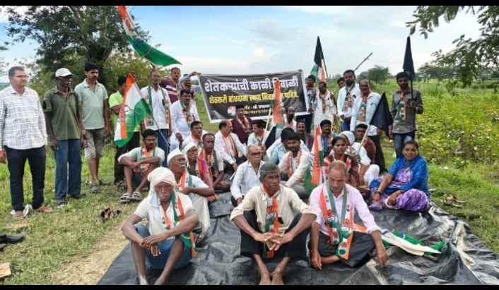 शेतकऱ्यांसोबत काळी दिवाळी साजरी